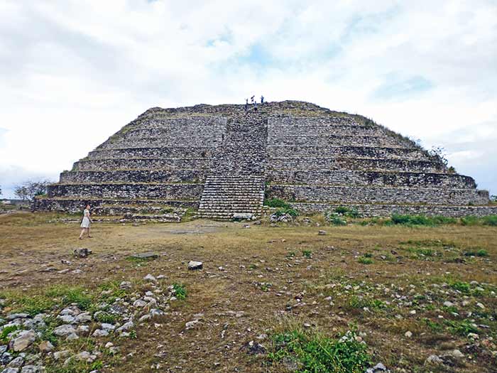 10 Best Day Trips from Merida - Izamal Kinich Kakmo pyramid