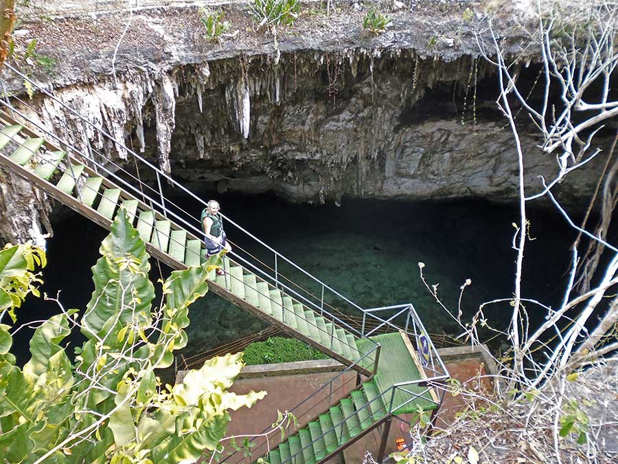 Cenote Yaxbacaltun-stairs down to the water