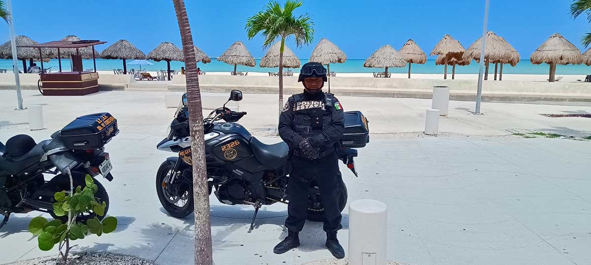 Safety in Progreso is good - a friendly policeman poses for picture