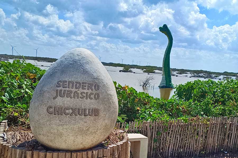 Sendero Jurasica-Dinosaur in the lagoon